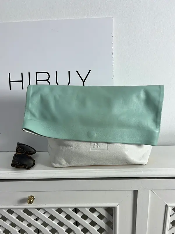 LEANDRA. Cartera de mano piel tricolor