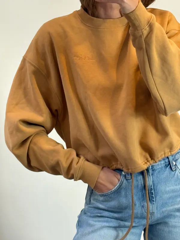 LEGER. Sudadera camel ajustable