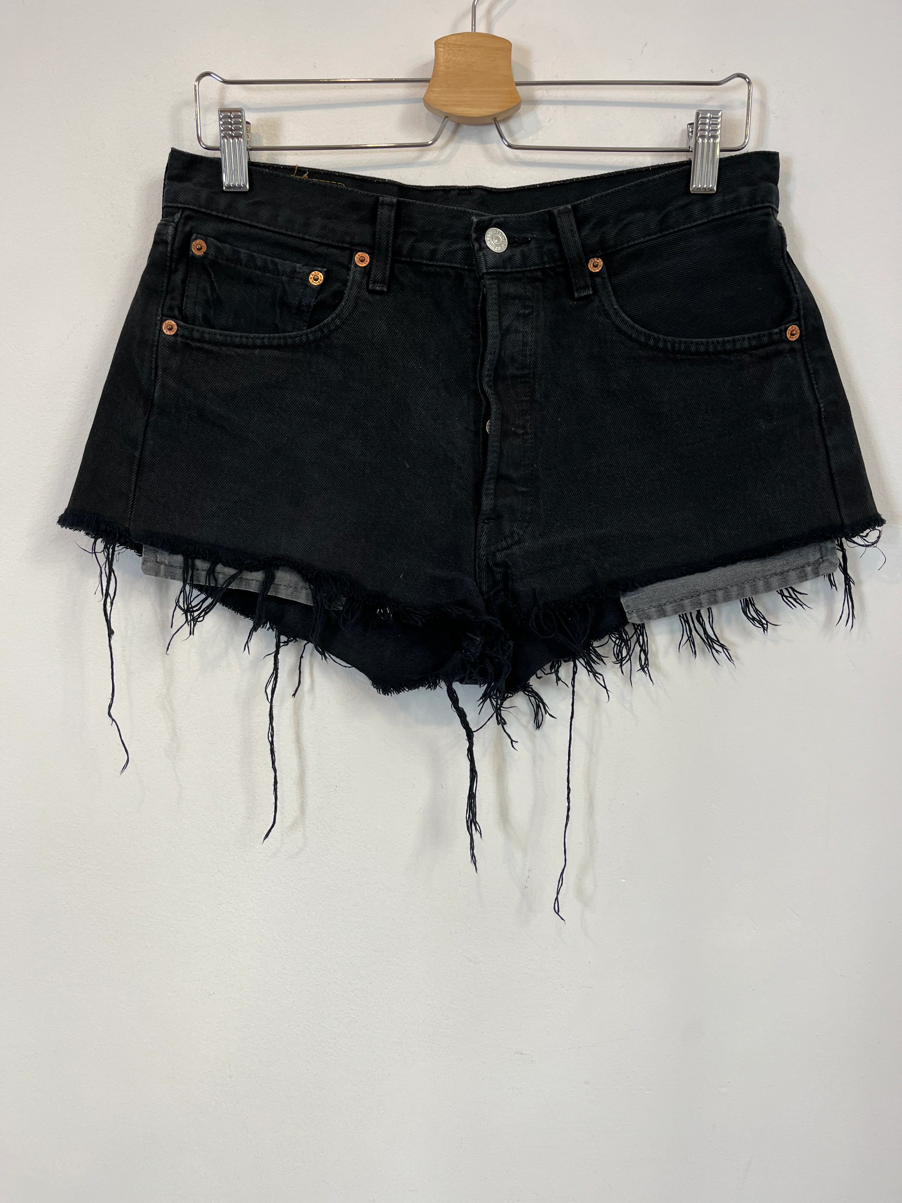 LEVI´S. Denim short azul oscuro abotonado. T 38