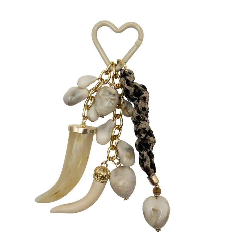 Llavero charms abalorios crema