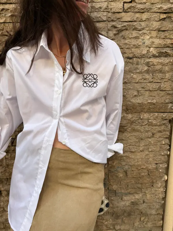 LOEWE. Camisa blanca logo