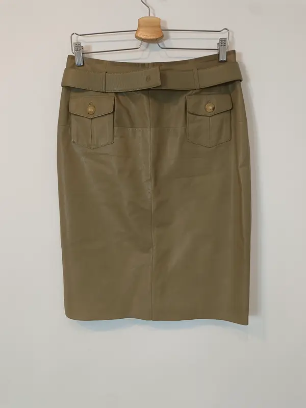 LOEWE. Falda verde pieL