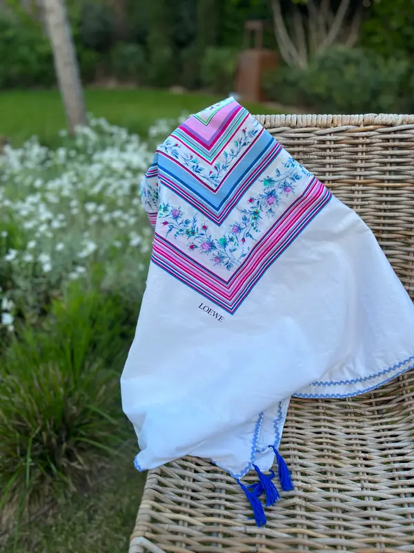 LOEWE. Pañuelo blanco estampado