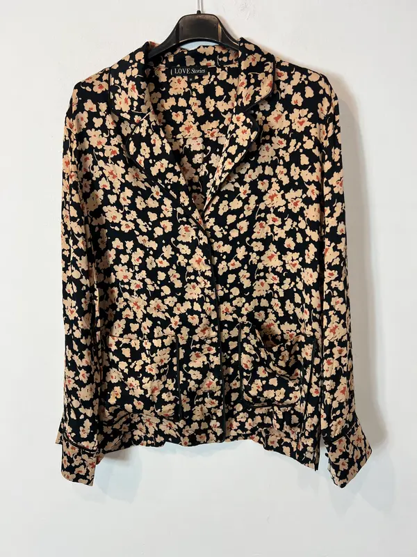 LOVE STORIES. Blusa negra estampado flores T.m