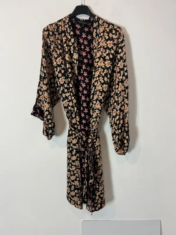 LOVE STORIES. kimono negro reversible/estrellas T.s