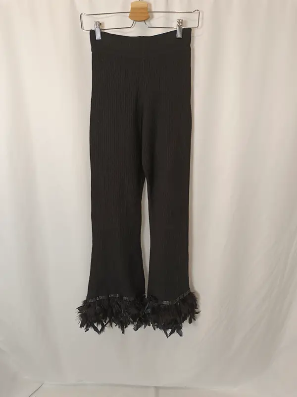 LUMINA. Pantalón negro canalé plumas Txs/s