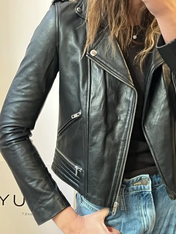 MAJE. Biker negra piel. T 38