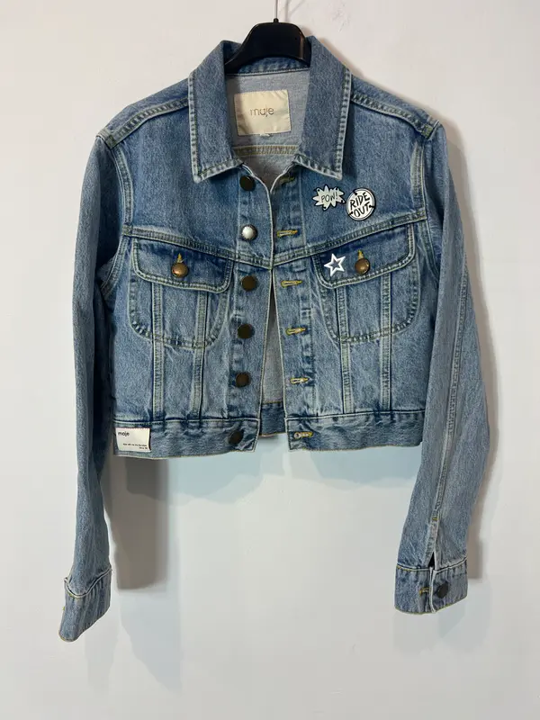 MAJE. Cazadora denim chapas T.36