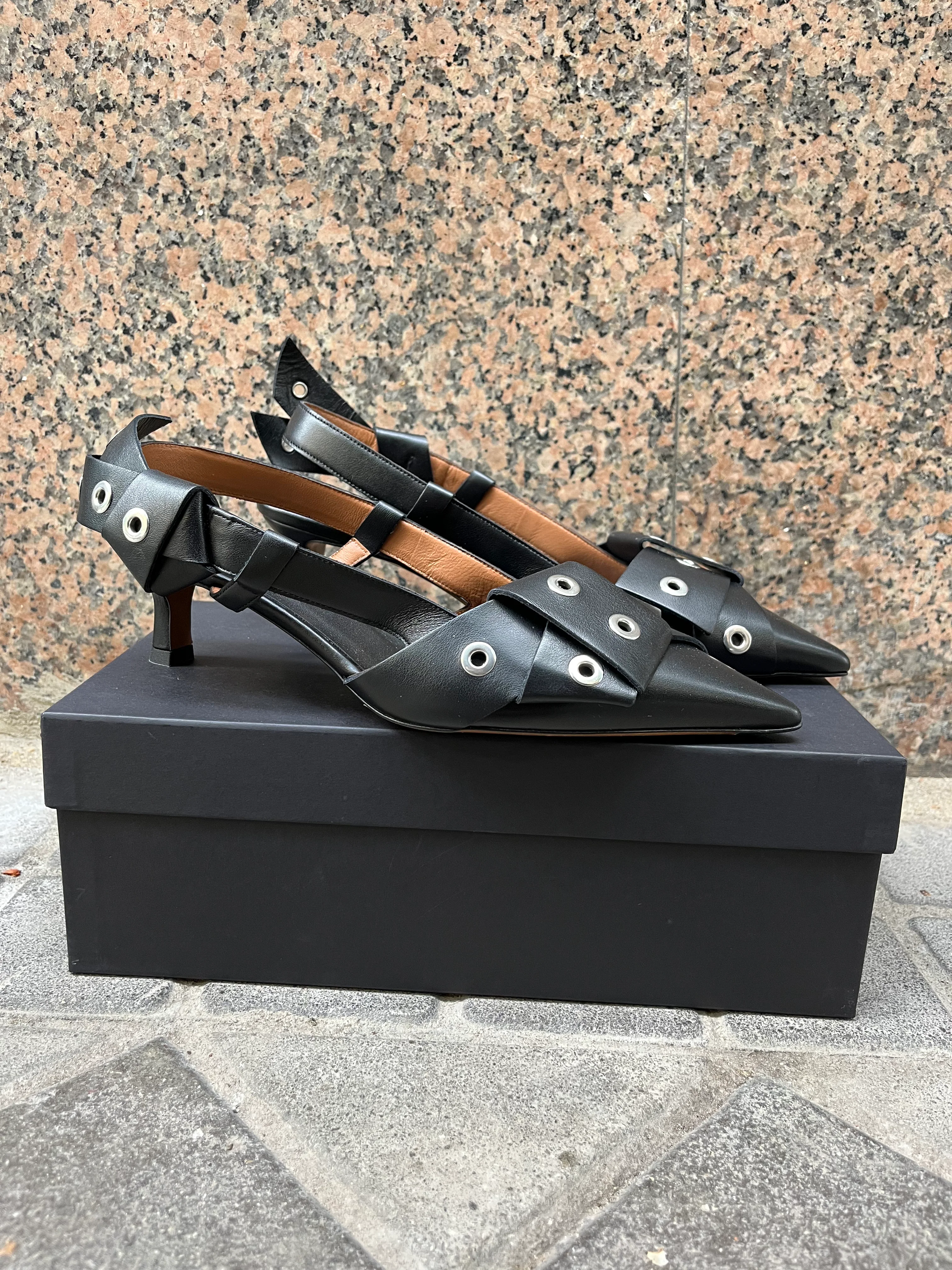 MAJE. Zapatos negros tachuelas T.39
