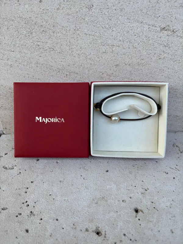 MAJORICA. Pulsera cuero perla