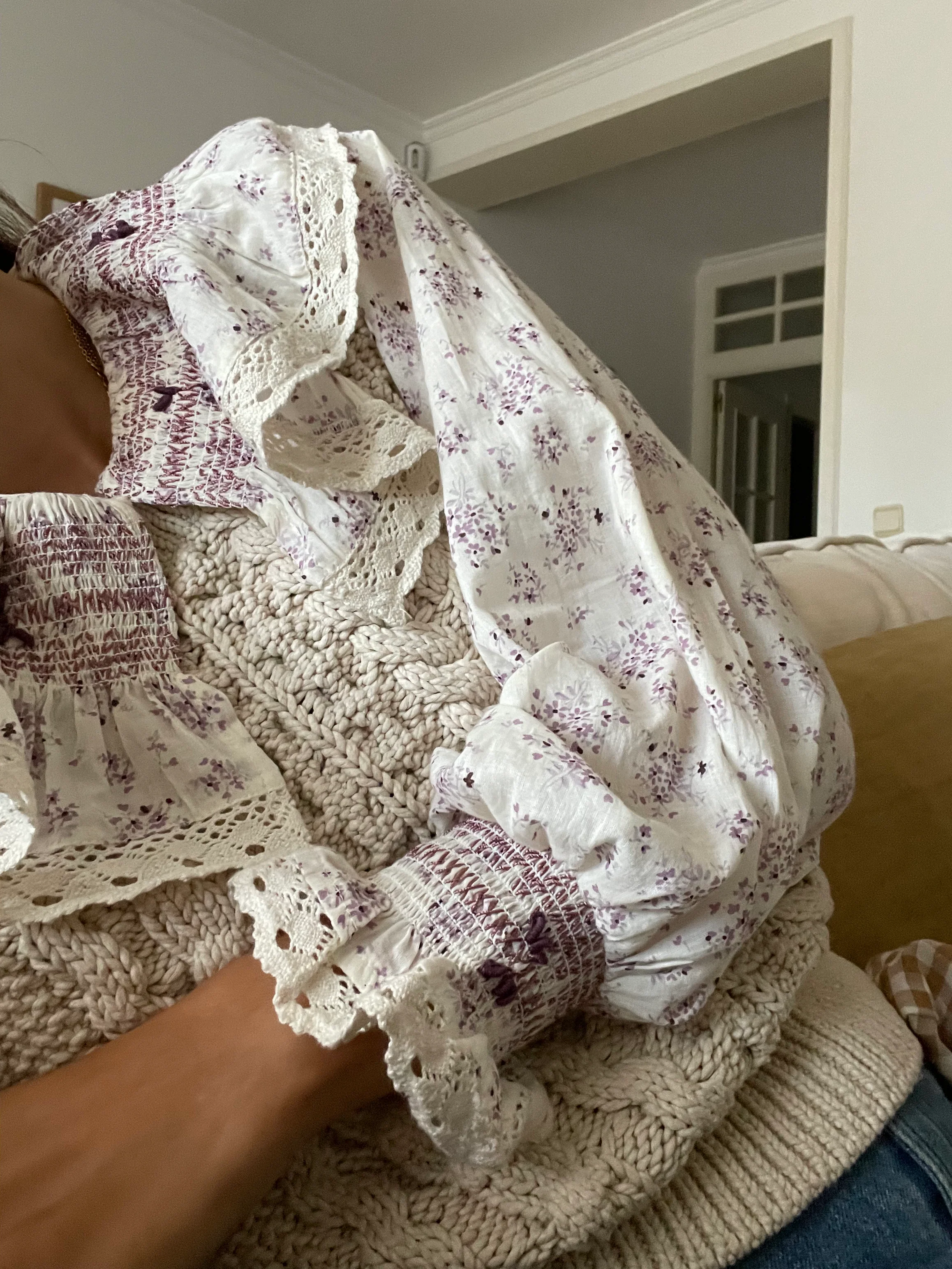 MAKSU. Blusa beige flores moradas T.s