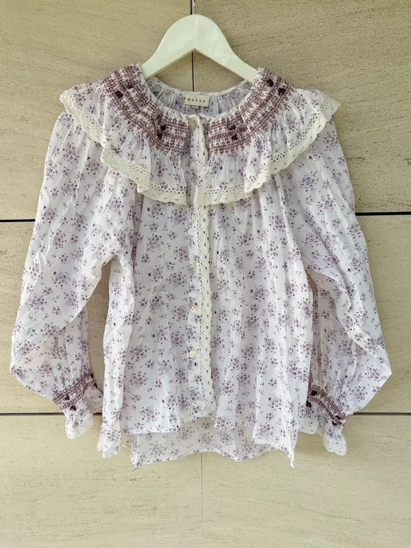 MAKSU. Blusa estampada cuello bordados