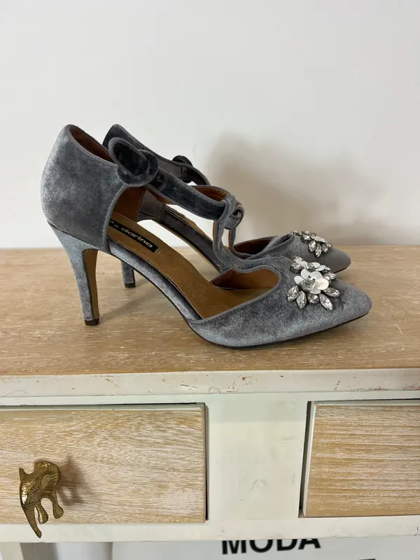 MANDARINA. Tacones terciopelo y pedrería. T 39