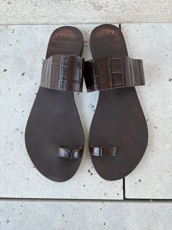 MANEBÍ. Sandalias diseño cuero con estampado