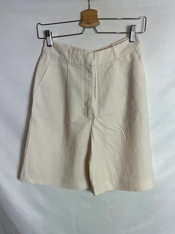 MANGO. Bermuda beige claro fluido. T 36