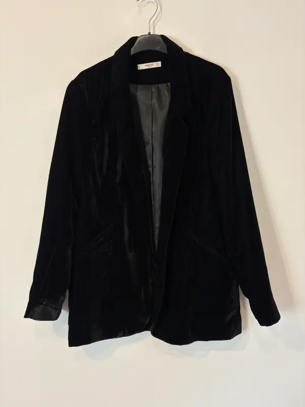 MANGO. Blazer negra terciopelo