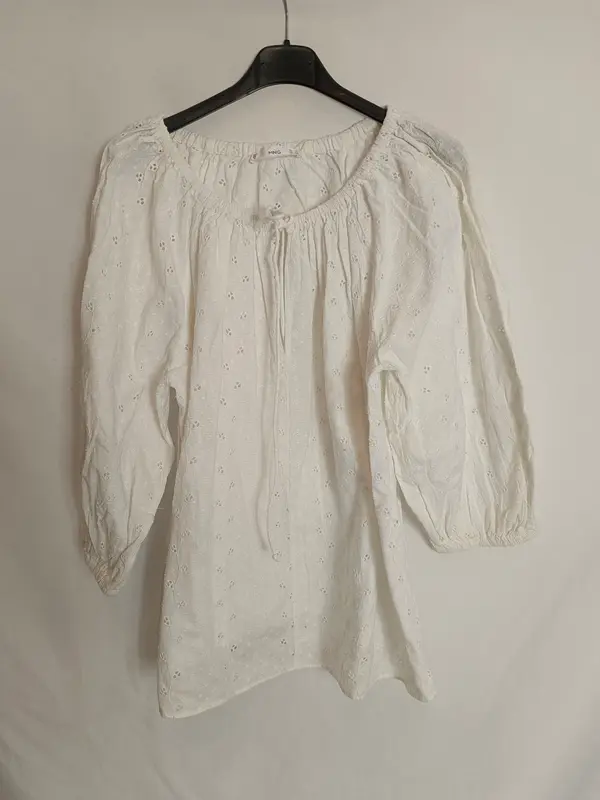 MANGO. Blusa blanca bordada T.xs