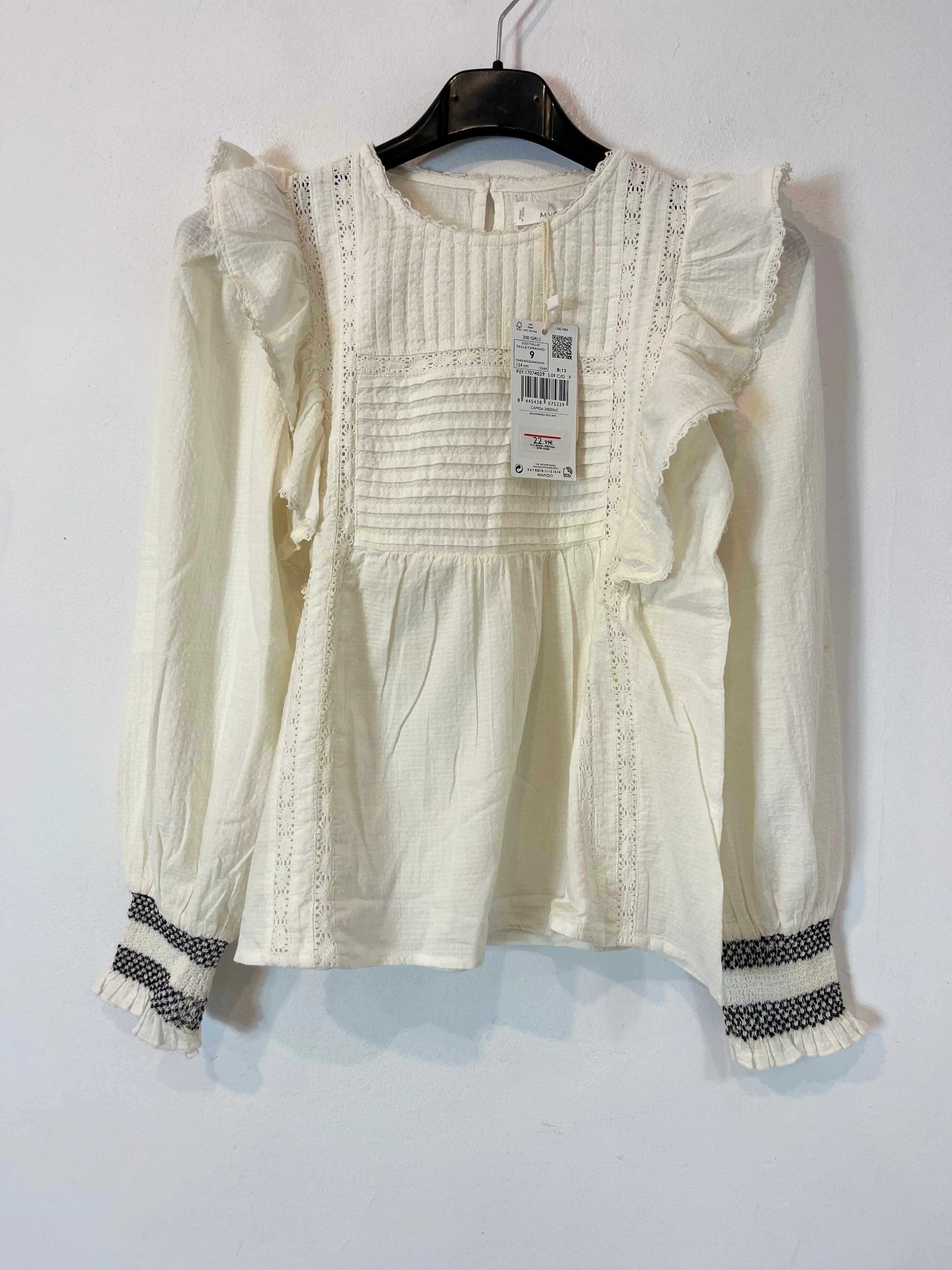 MANGO. Blusa blanca detalle negros T.9 años