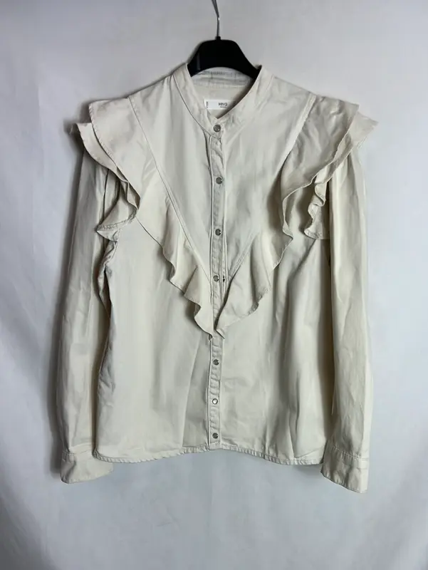 MANGO. Blusa denim color crudo volante. T M