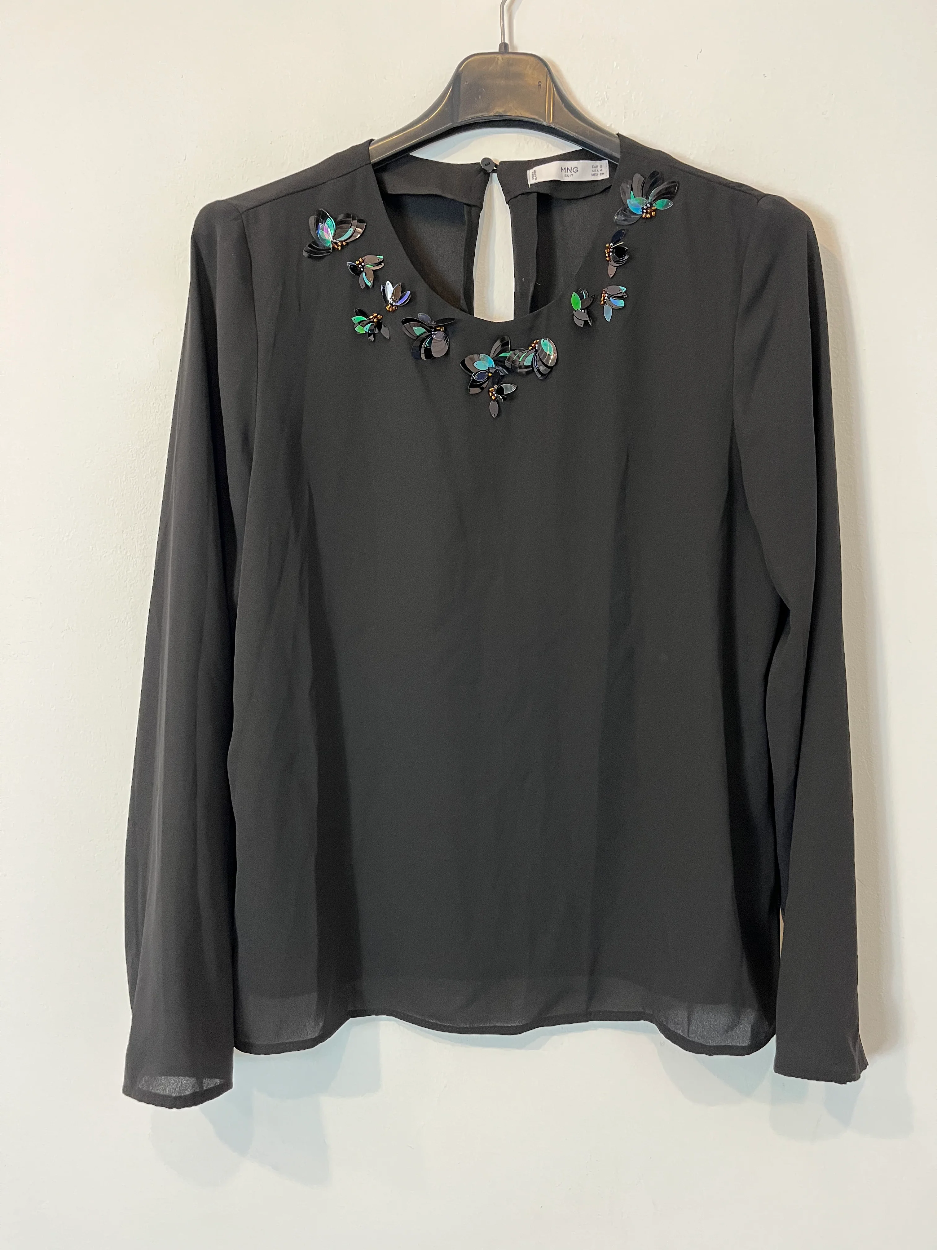 MANGO. Blusa negra fluida detalle cuello. T S