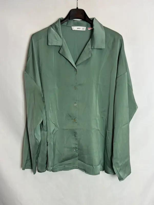 MANGO. Blusa verde satinada. T S