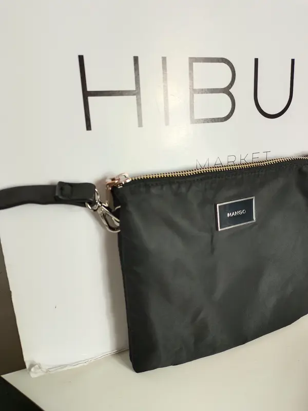 MANGO. Bolso negro lona