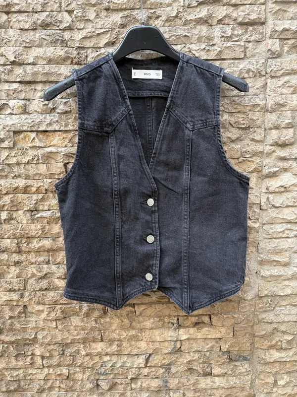 MANGO. Chaleco denim negro