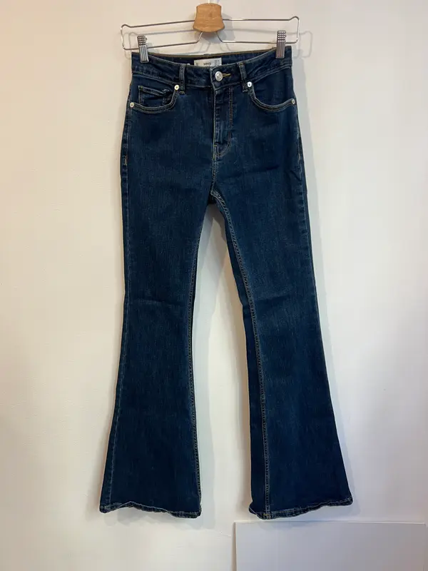 MANGO. Denim campana elástico. T 36