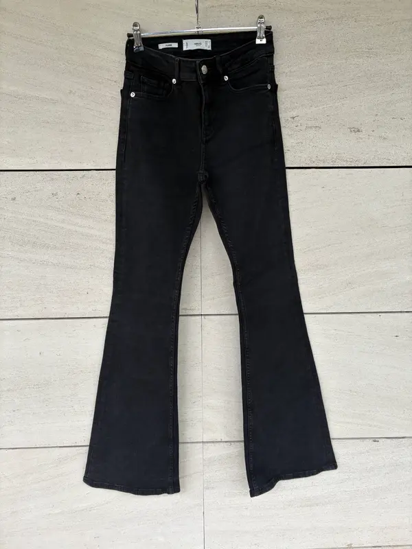 MANGO. Denim negro acampanado