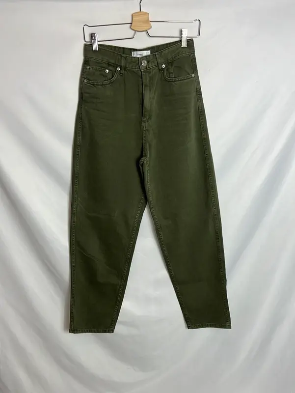 MANGO. Denim verde estilo mom fit. T 36