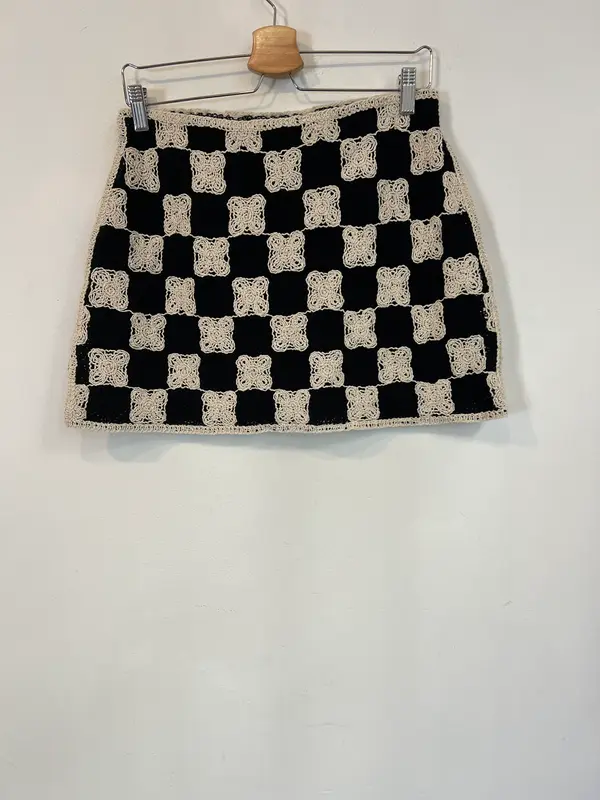 MANGO. Falda corta crochet