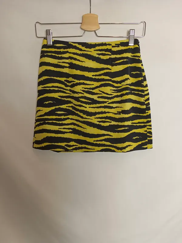 MANGO. Falda corta print T.xs