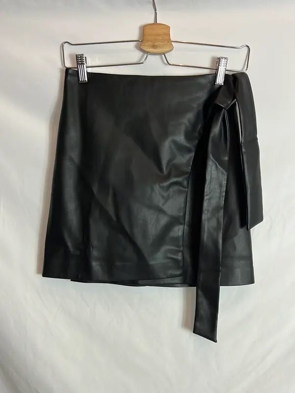 MANGO. Falda cruzada efecto piel T.xs
