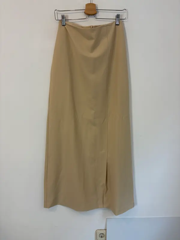 MANGO. Falda larga beige abertura