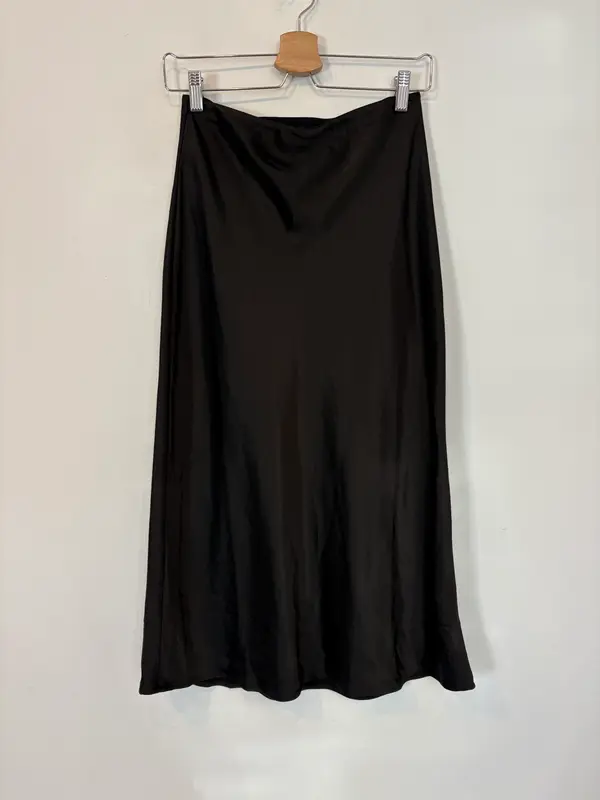 MANGO. Falda midi negra satinada