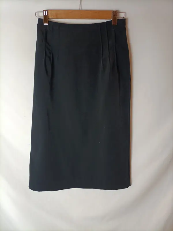 MANGO. Falda negra pliegues T.36