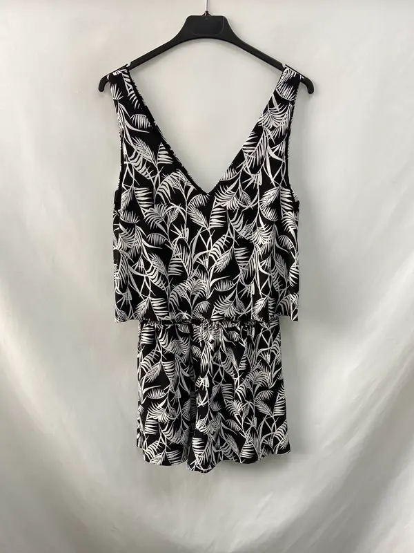 MANGO.Mono corto negro T.s