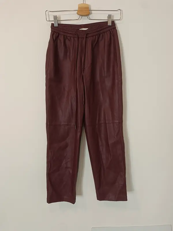 MANGO. Pantalón burdeos efecto piel  T.xxs