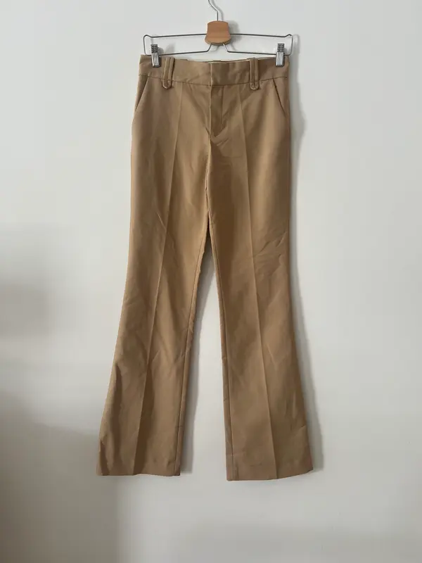 MANGO. Pantalón camel campana