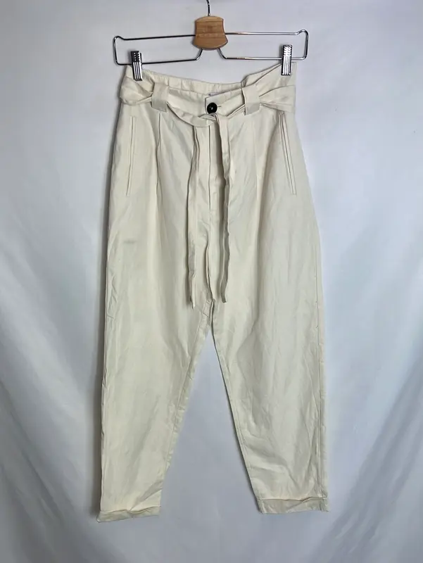 MANGO. Pantalón color crudo pinzas. T 36