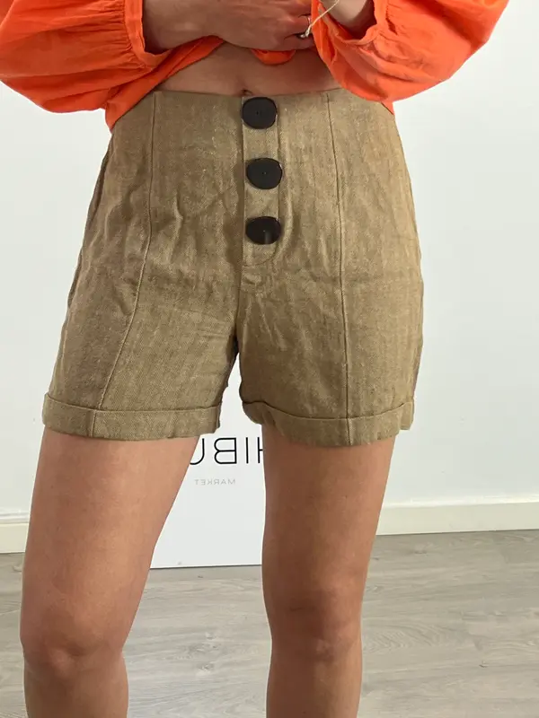 MANGO. Pantalón corto camel jaspeado. T S