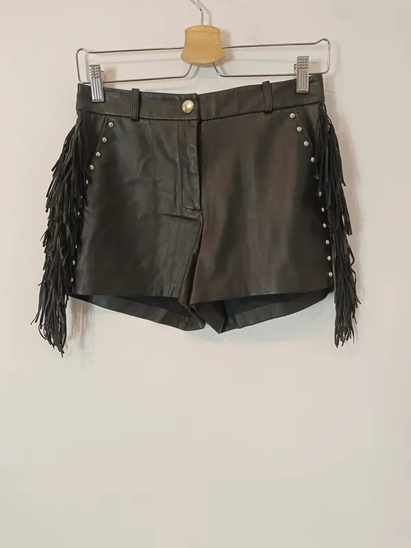 MANGO. Pantalón corto efecto piel flecos. T XS