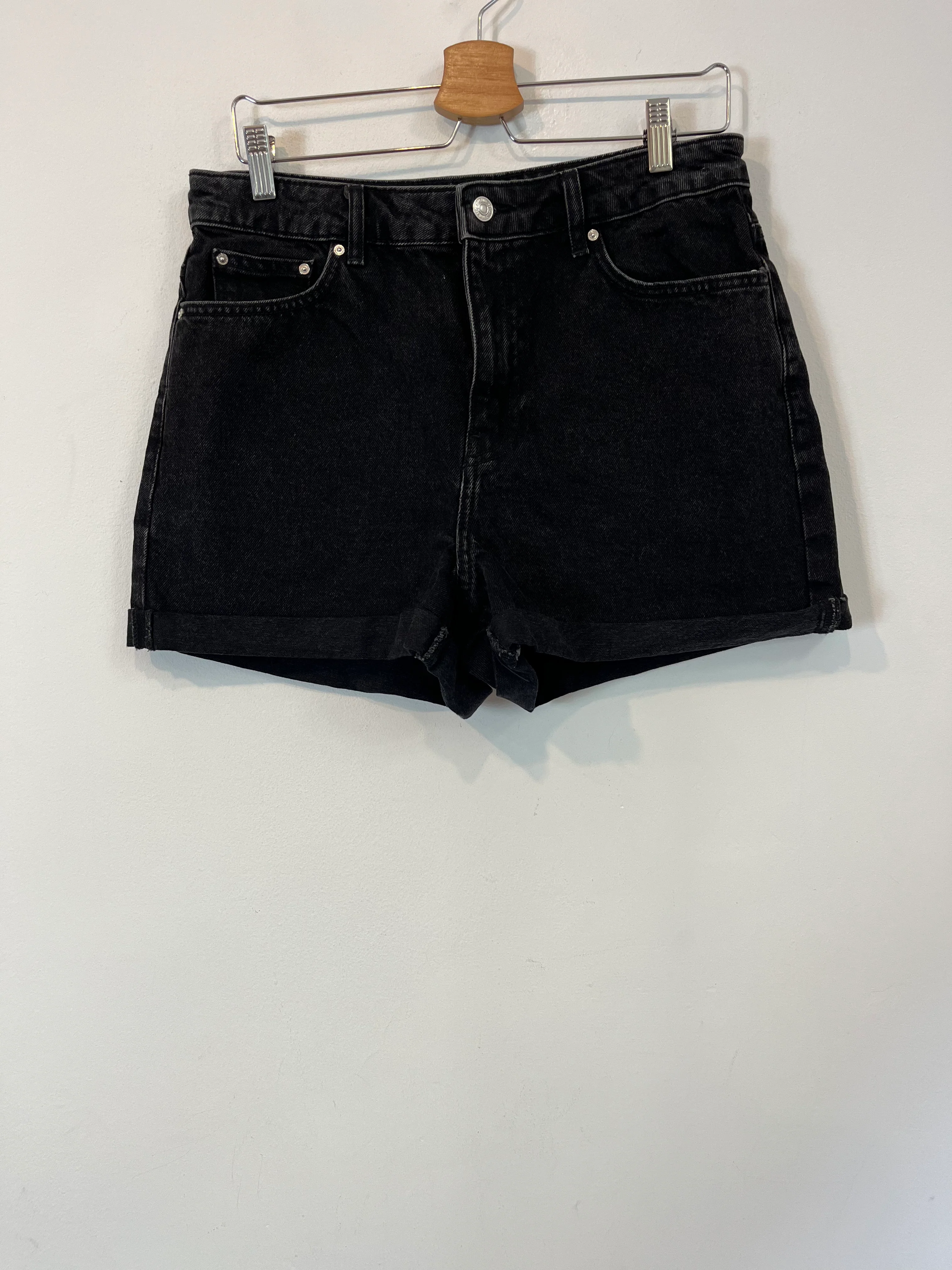 MANGO. Pantalón corto negro  T.40