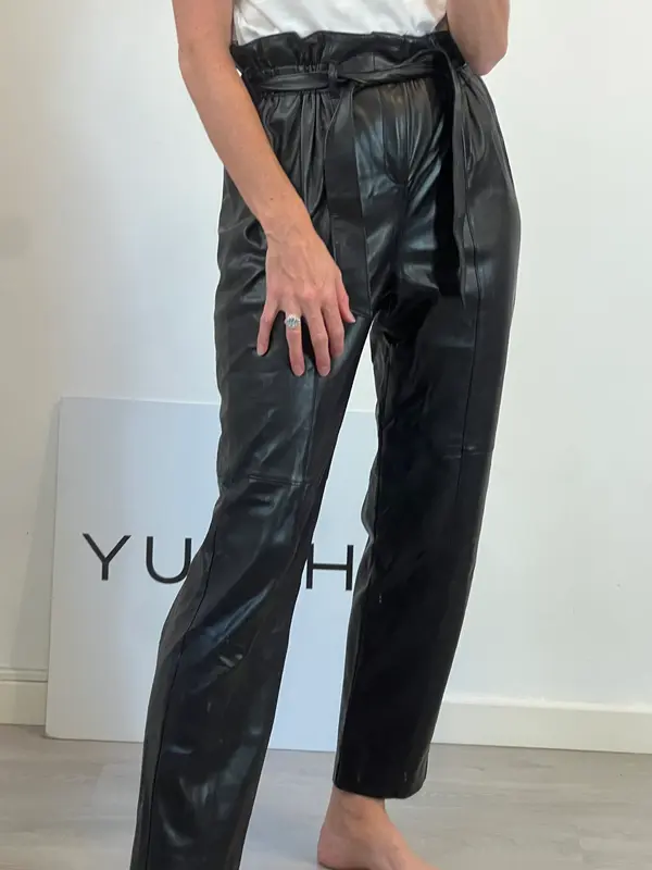 MANGO. Pantalón efecto piel T.s