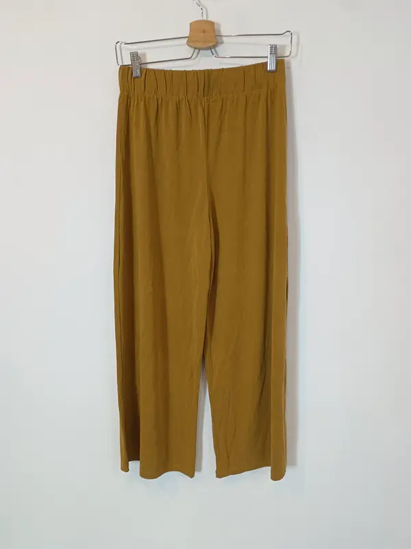 MANGO. Pantalón fluido mostaza T.s