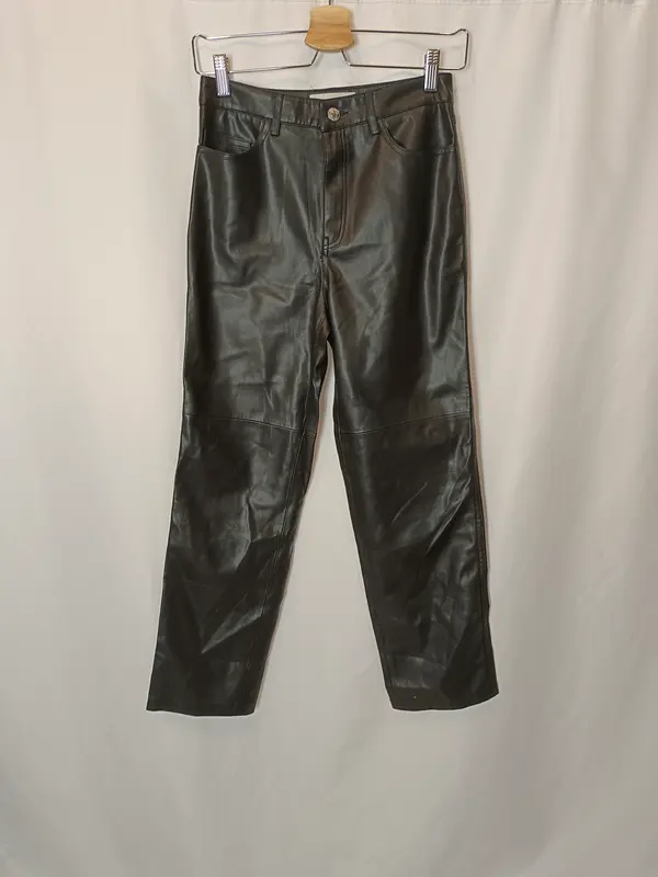 MANGO. Pantalón negro efecto piel T.34