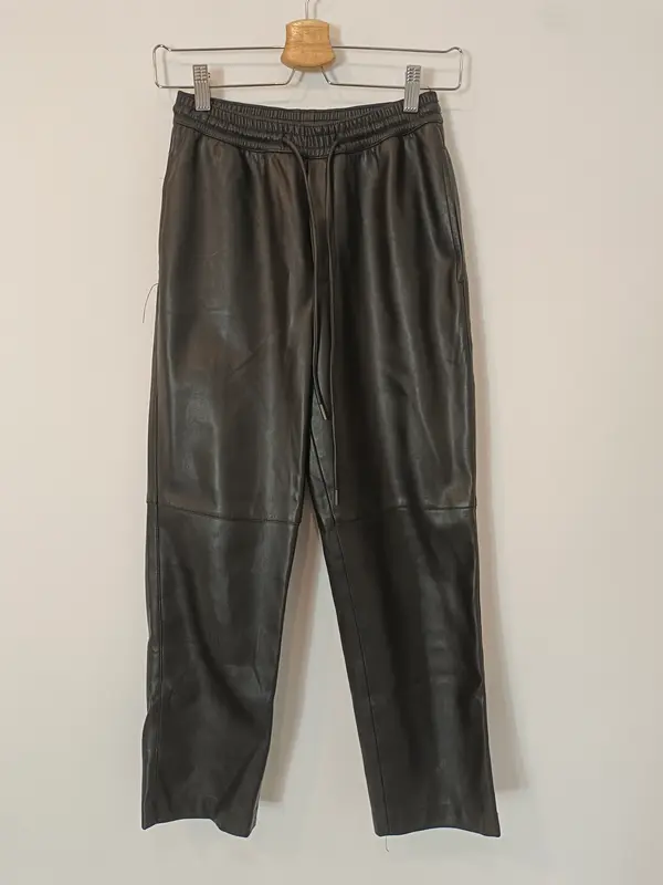 MANGO. Pantalón negro efecto piel T.xxs