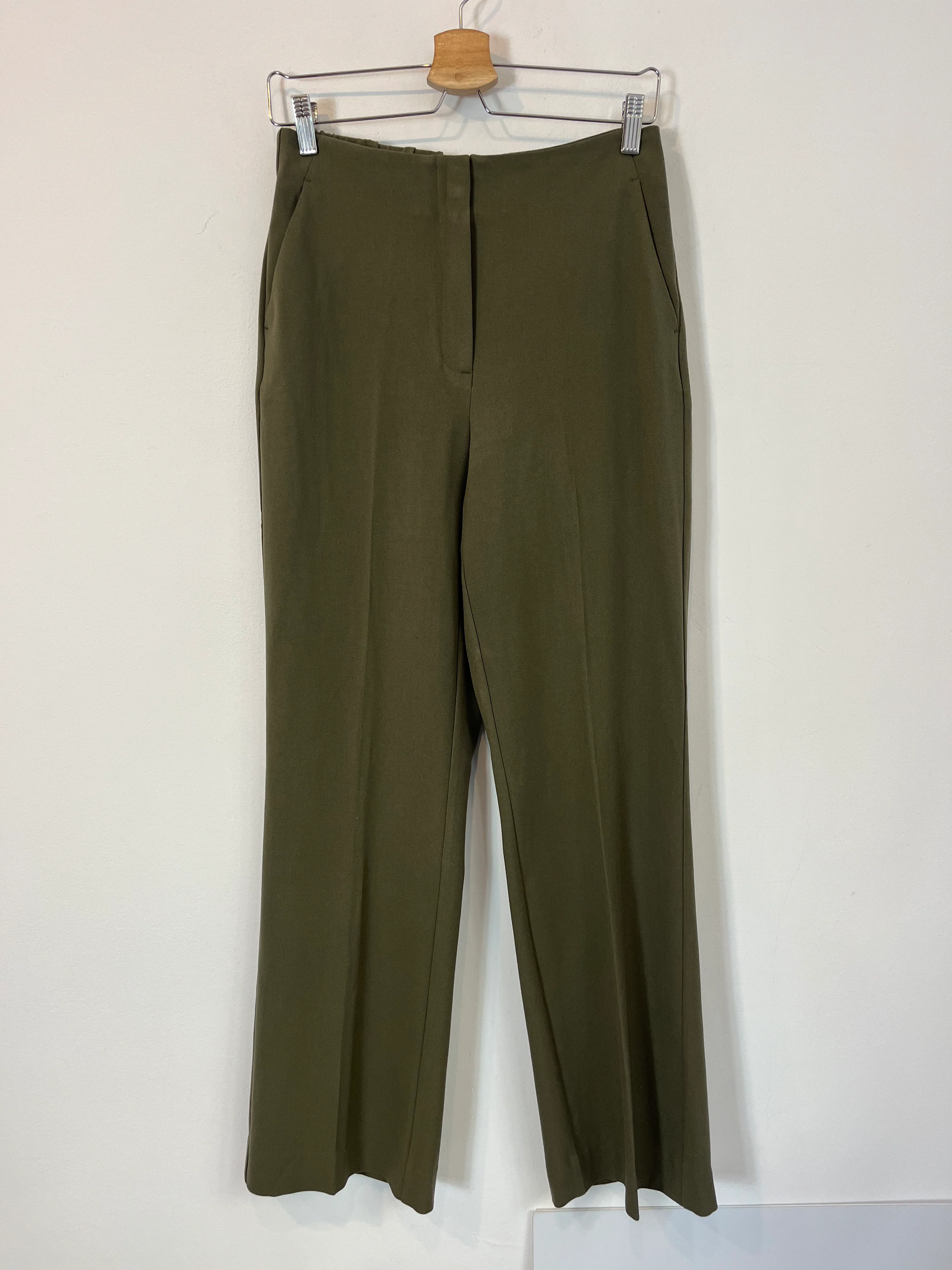 MANGO. Pantalón pinza verde. T 36