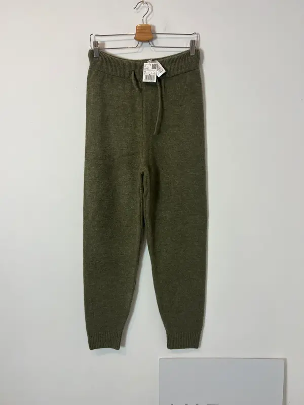 MANGO. Pantalón punto verde jaspeado. T M