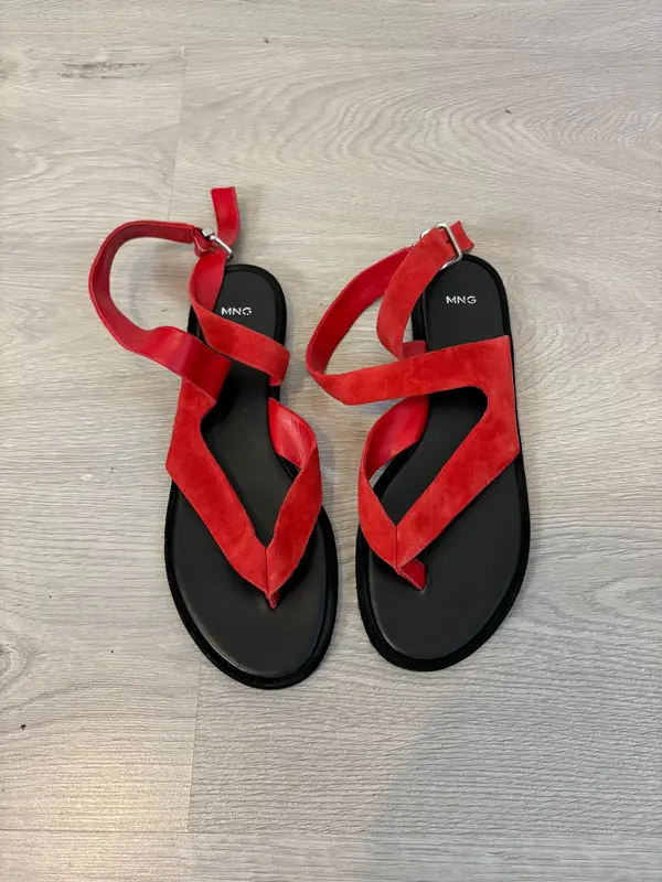 MANGO. Sandalias tiras ante en rojo. T 41